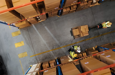 Menschen arbeiten in einem Produktvertriebslogistikzentrum.