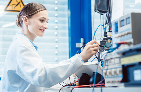 Ein Labortechniker, der Produkte in einem Hightech-Labor analysiert und damit für Produktsicherheit und Innovation steht.