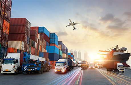 Globales Geschäft mit Containerfrachtzügen für Unternehmenslogistikkonzepte, Luftfracht-Lkw-Transport, Schienenverkehr und Seeschifffahrt, weltweite Online-Bestellungen von Waren