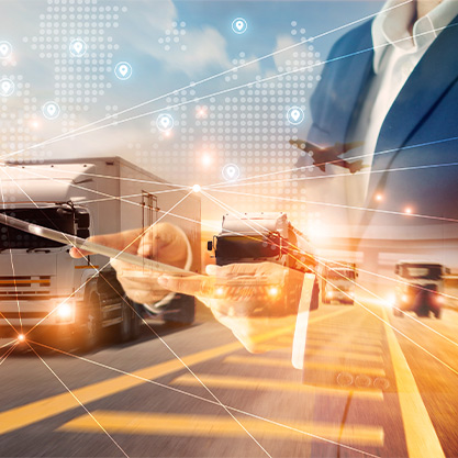 Geschäftsmann nutzt Tablet für Logistik, Import/Export und Industrie.