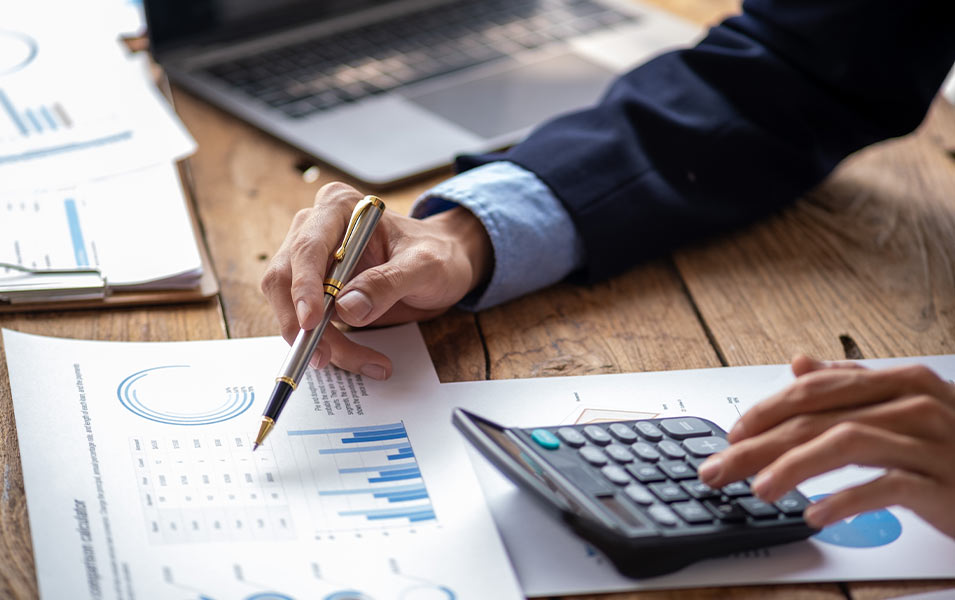 Geschäftsmann liest, schreibt, erstellt Berichte, arbeitet mit Zahlen, Papieren und Diagrammen, professioneller Buchhalter berechnet Jahresbilanz, Cashflow, Geldberichte, Finanzen