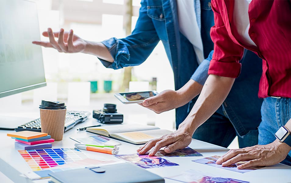 Mitarbeiter arbeiten zusammen, führen Brainstormings durch, diskutieren, analysieren und planen Geschäftsstrategien.