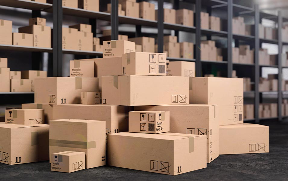 Stapel von Kartons für die Lieferung von Waren und Paketen.