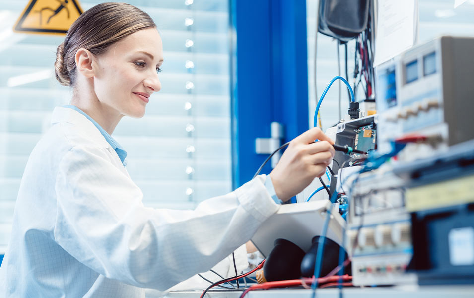 Ein Labortechniker, der Produkte in einem Hightech-Labor analysiert und damit für Produktsicherheit und Innovation steht.