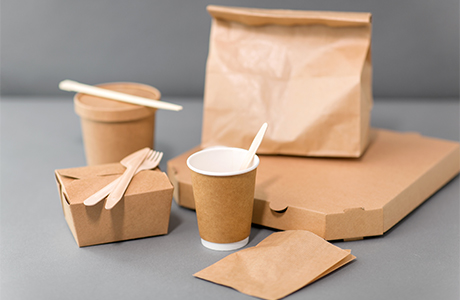 Einweg-Papierbehälter für Speisen zum Mitnehmen.