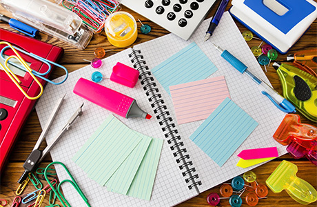 verschiedene Büroartikel: Haftnotizen, Textmarker, Notizbuch