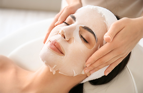 Gesichtsmaske während der Anwendung