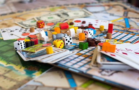 Brettspiele, Münzen, Geldscheine, Würfel und Karten