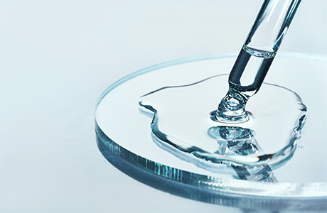 Pipette mit Probe eines Kosmetikprodukts in einer Petrischale